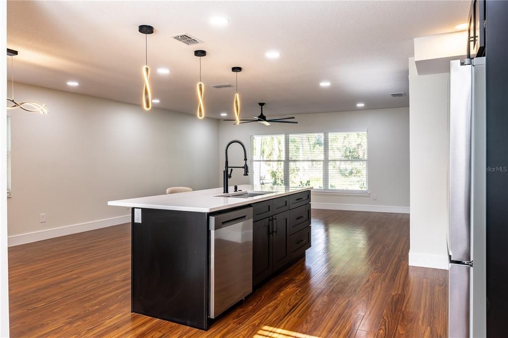 En Venta: $655,000 (5 camas, 3 baños, 2587 Pies cuadrados)