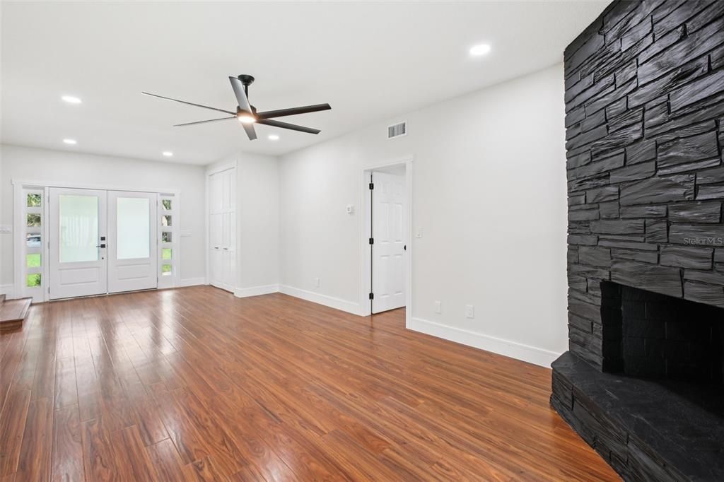 En Venta: $655,000 (5 camas, 3 baños, 2587 Pies cuadrados)