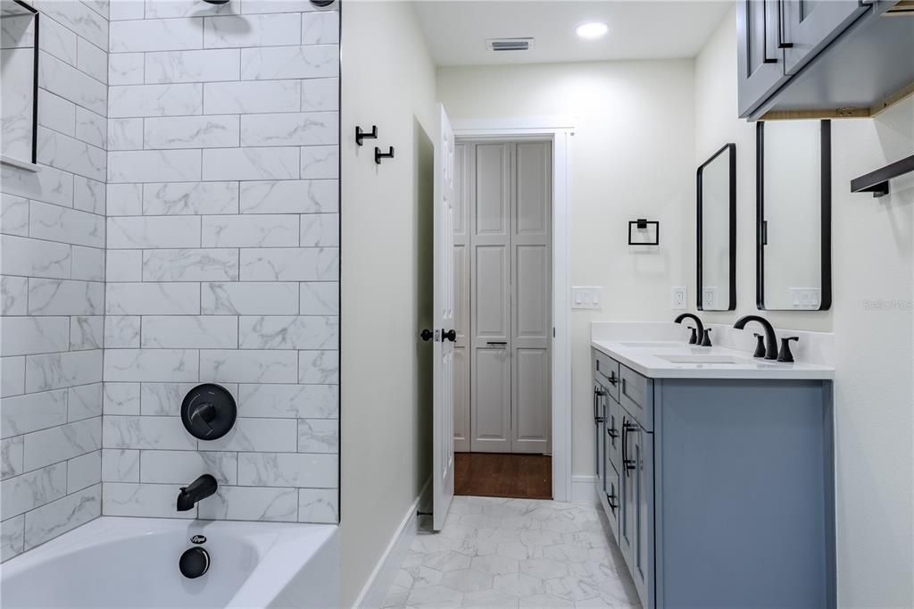 En Venta: $655,000 (5 camas, 3 baños, 2587 Pies cuadrados)