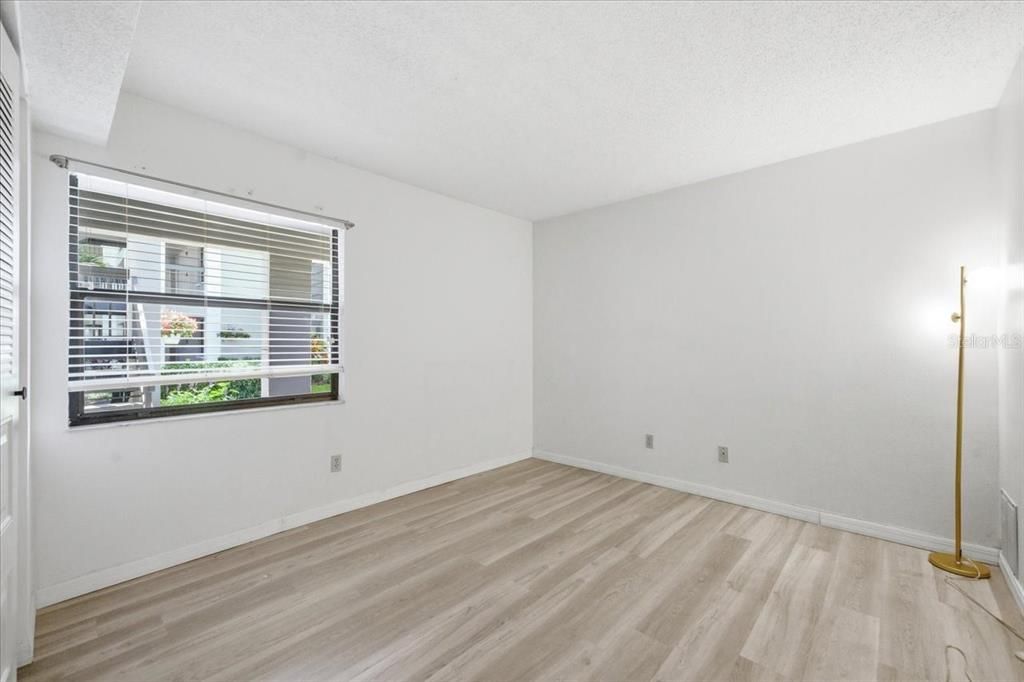 На продажу: $159,500 (2 спален, 2 ванн, 1030 Квадратных фут)