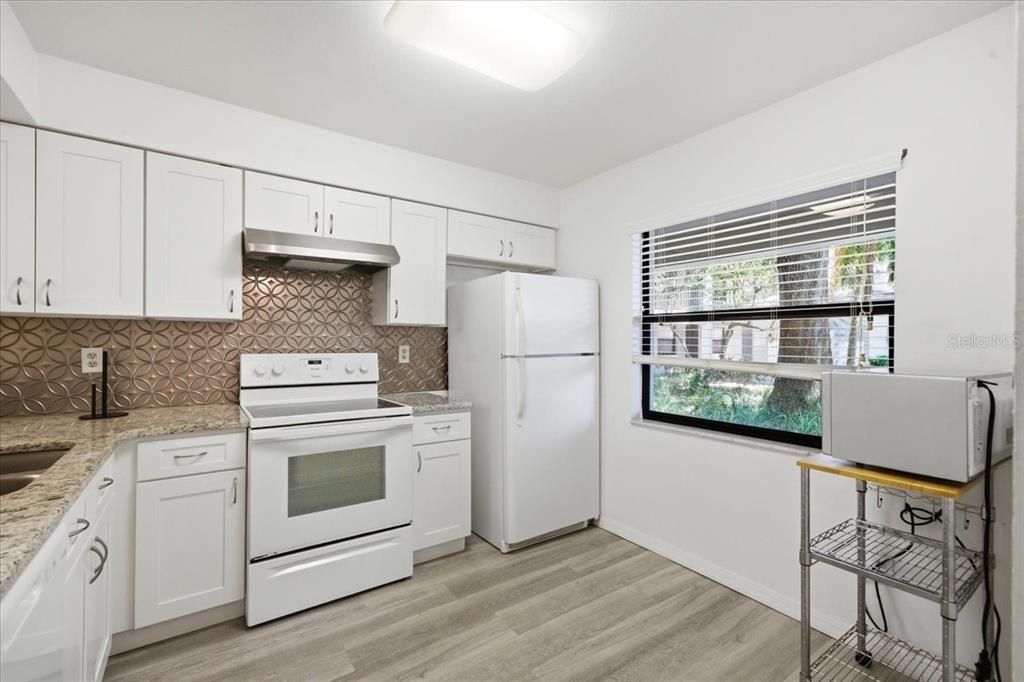 На продажу: $159,500 (2 спален, 2 ванн, 1030 Квадратных фут)