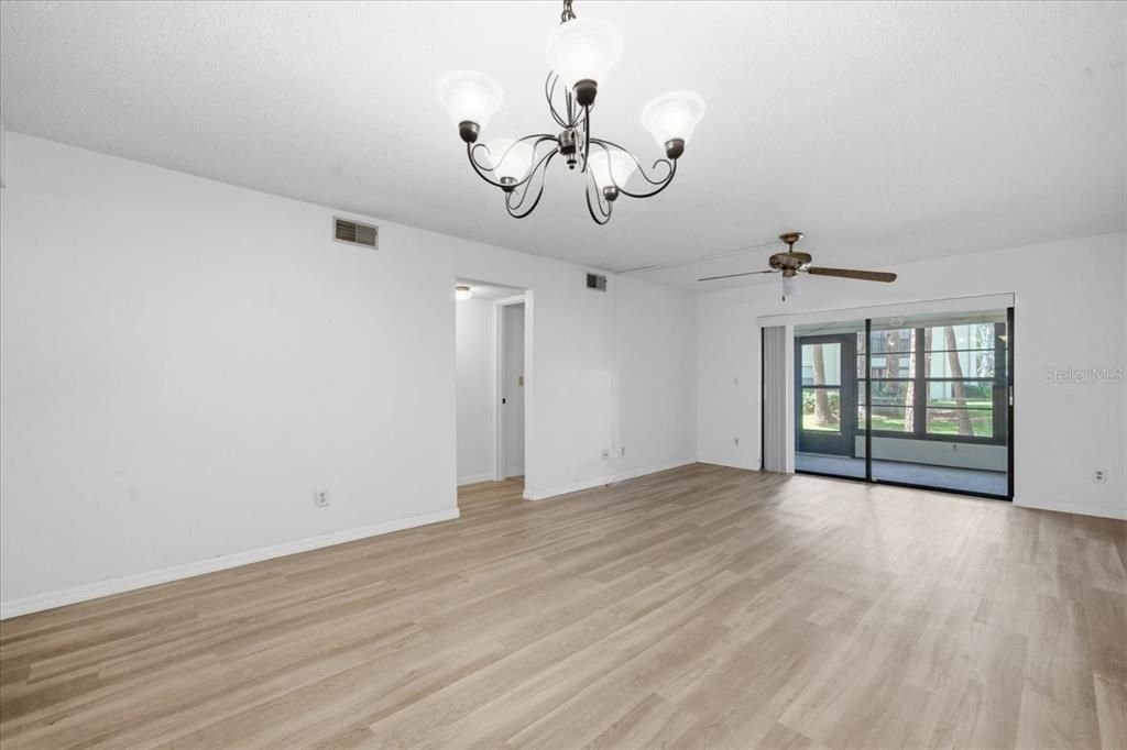 На продажу: $159,500 (2 спален, 2 ванн, 1030 Квадратных фут)