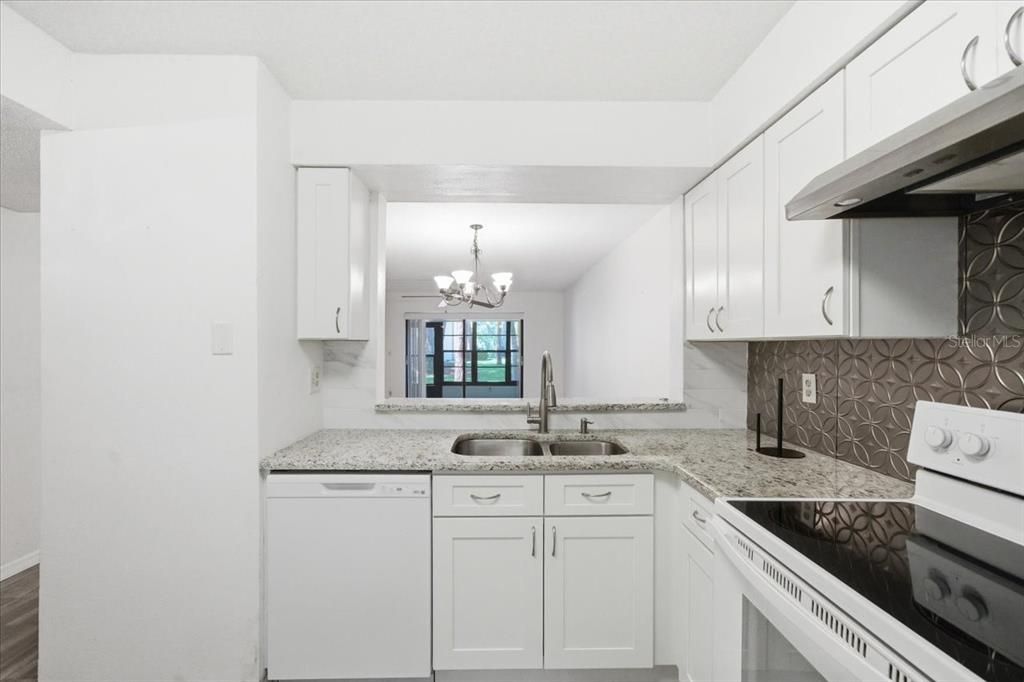 На продажу: $159,500 (2 спален, 2 ванн, 1030 Квадратных фут)