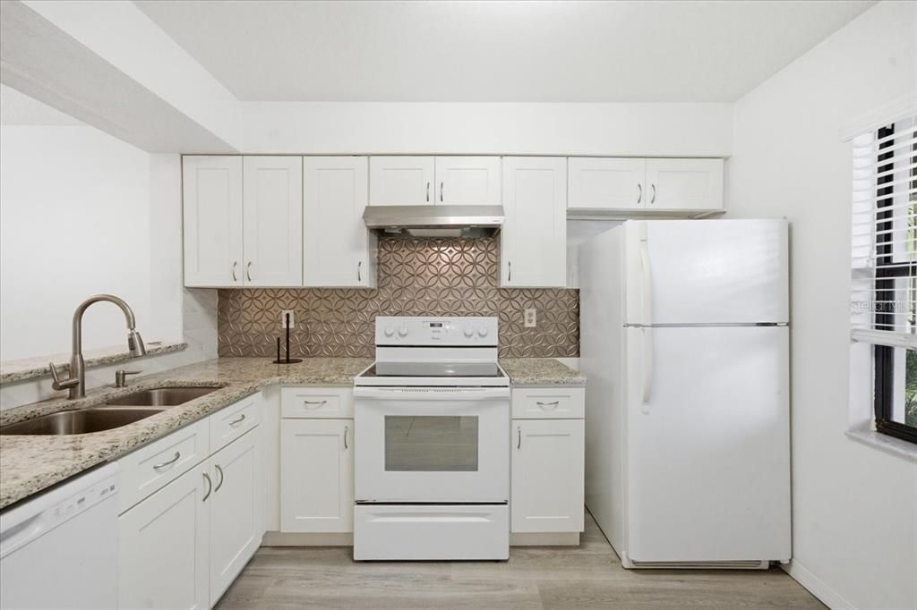 На продажу: $159,500 (2 спален, 2 ванн, 1030 Квадратных фут)