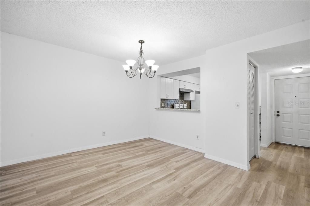На продажу: $159,500 (2 спален, 2 ванн, 1030 Квадратных фут)