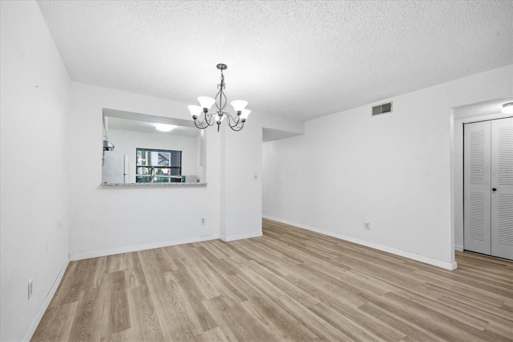 На продажу: $159,500 (2 спален, 2 ванн, 1030 Квадратных фут)