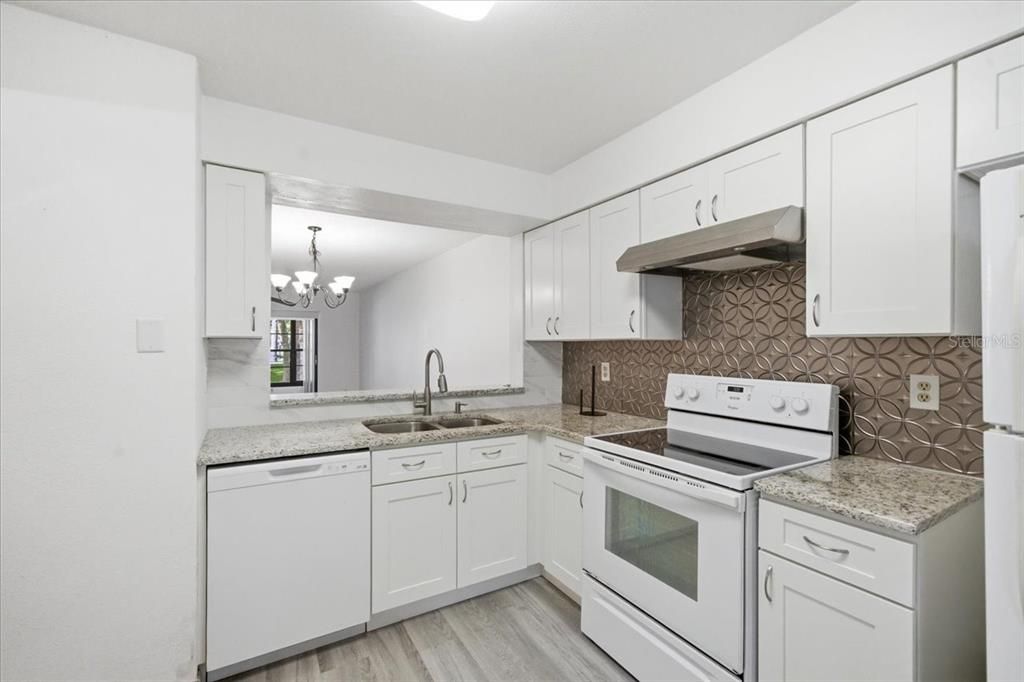 На продажу: $159,500 (2 спален, 2 ванн, 1030 Квадратных фут)