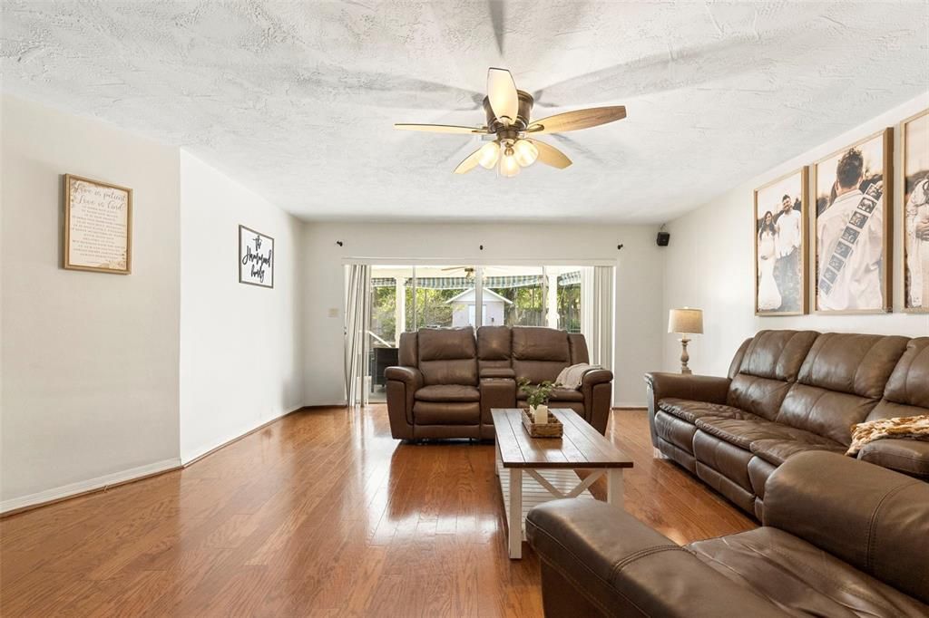Active With Contract: $490,000 (4 beds, 3 baths, 2832 Square Feet)