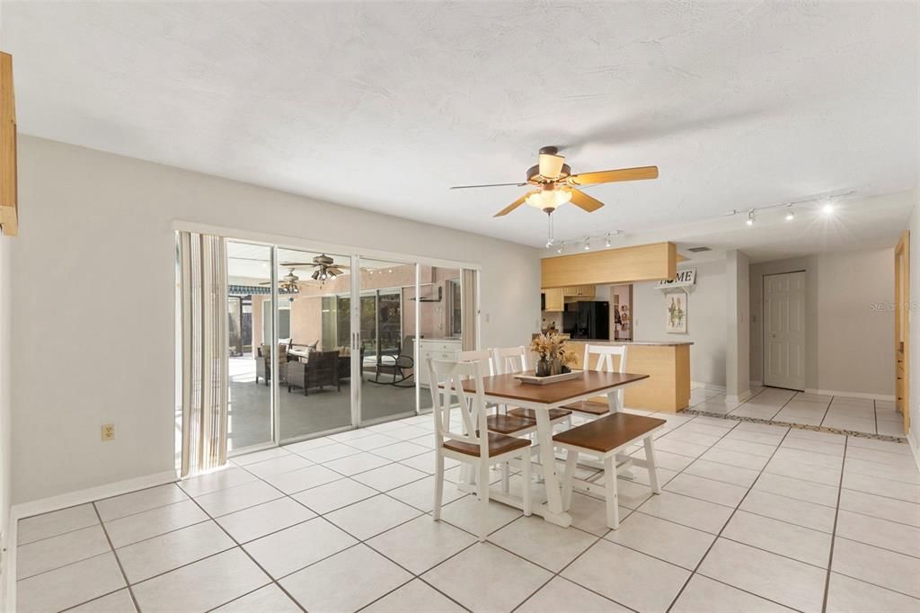 Active With Contract: $490,000 (4 beds, 3 baths, 2832 Square Feet)