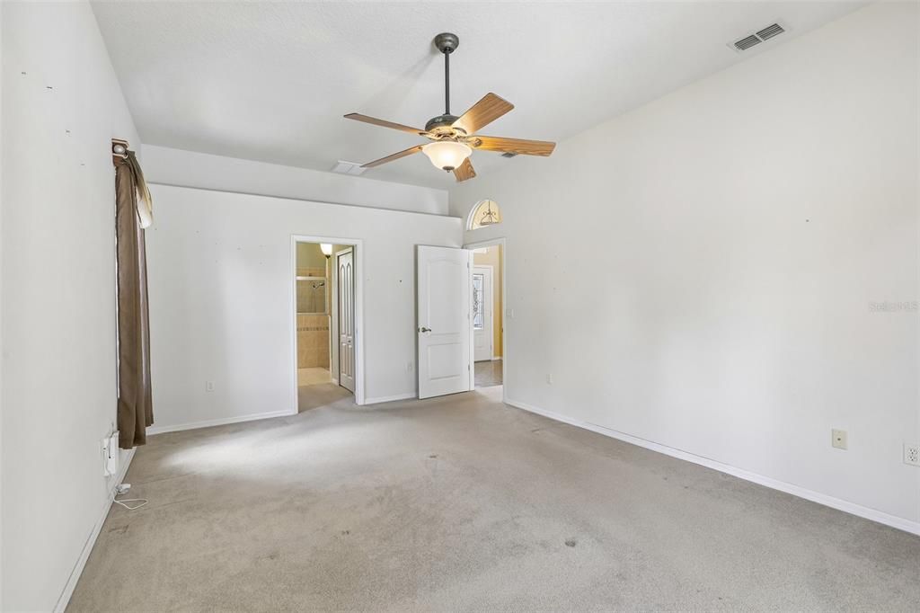 Activo con contrato: $619,900 (4 camas, 3 baños, 2466 Pies cuadrados)