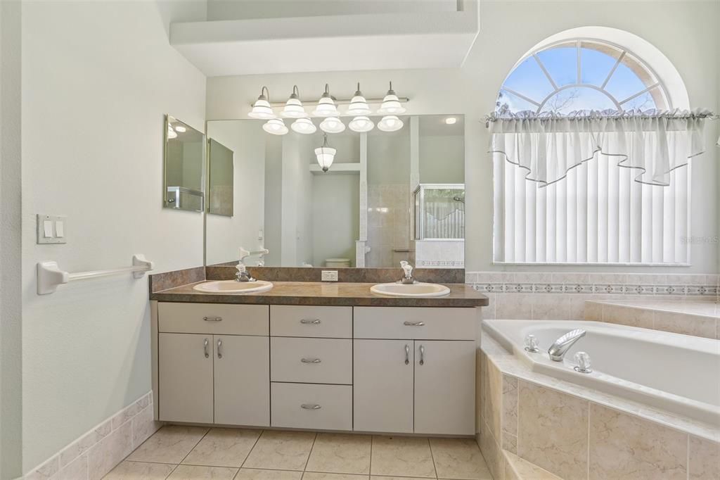 Activo con contrato: $619,900 (4 camas, 3 baños, 2466 Pies cuadrados)