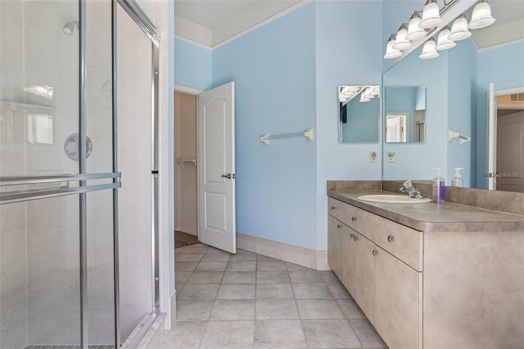 Activo con contrato: $619,900 (4 camas, 3 baños, 2466 Pies cuadrados)
