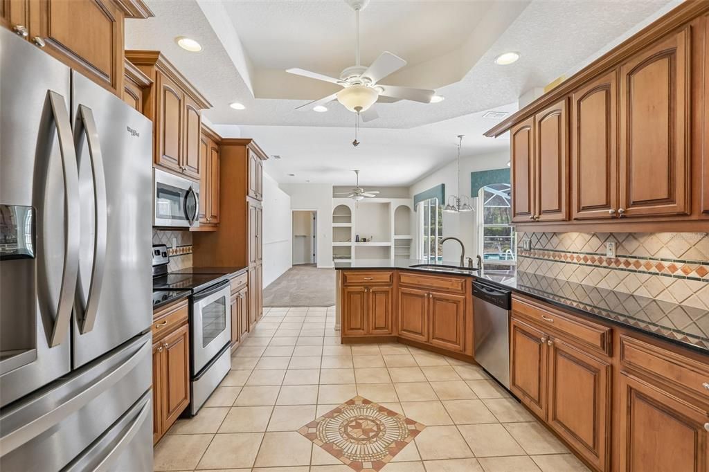 Activo con contrato: $619,900 (4 camas, 3 baños, 2466 Pies cuadrados)