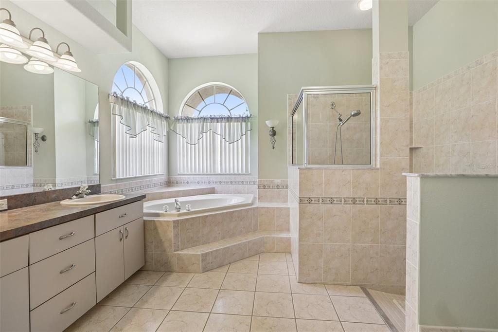 Activo con contrato: $619,900 (4 camas, 3 baños, 2466 Pies cuadrados)