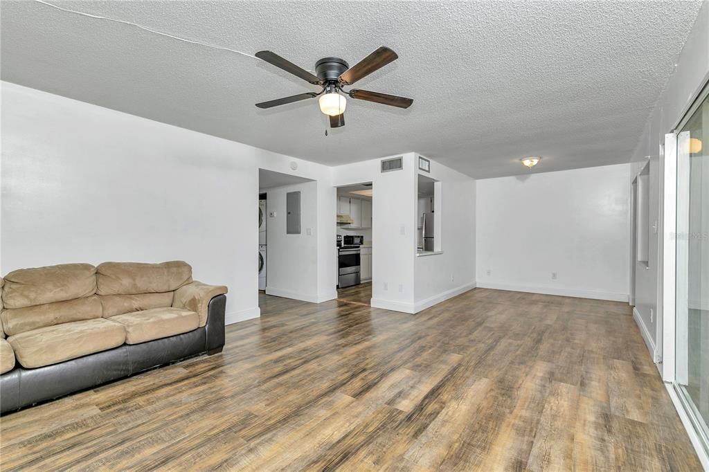 For Sale: $109,900 (2 beds, 1 baths, 1031 Square Feet)