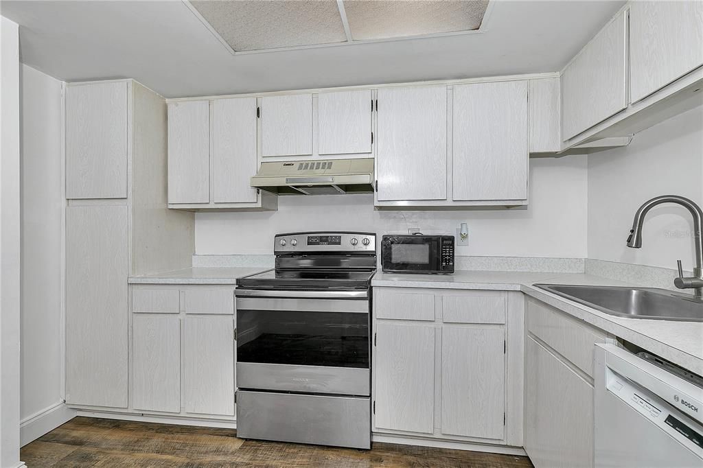 For Sale: $109,900 (2 beds, 1 baths, 1031 Square Feet)