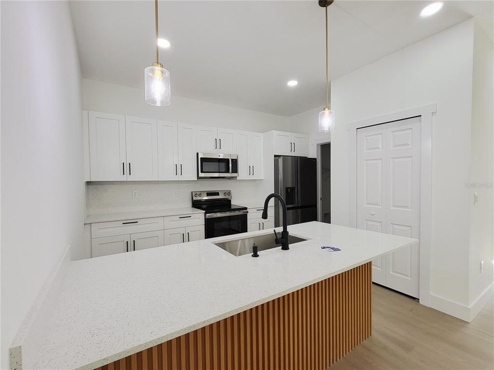 For Rent: $2,150 (3 beds, 2 baths, 1681 Square Feet)