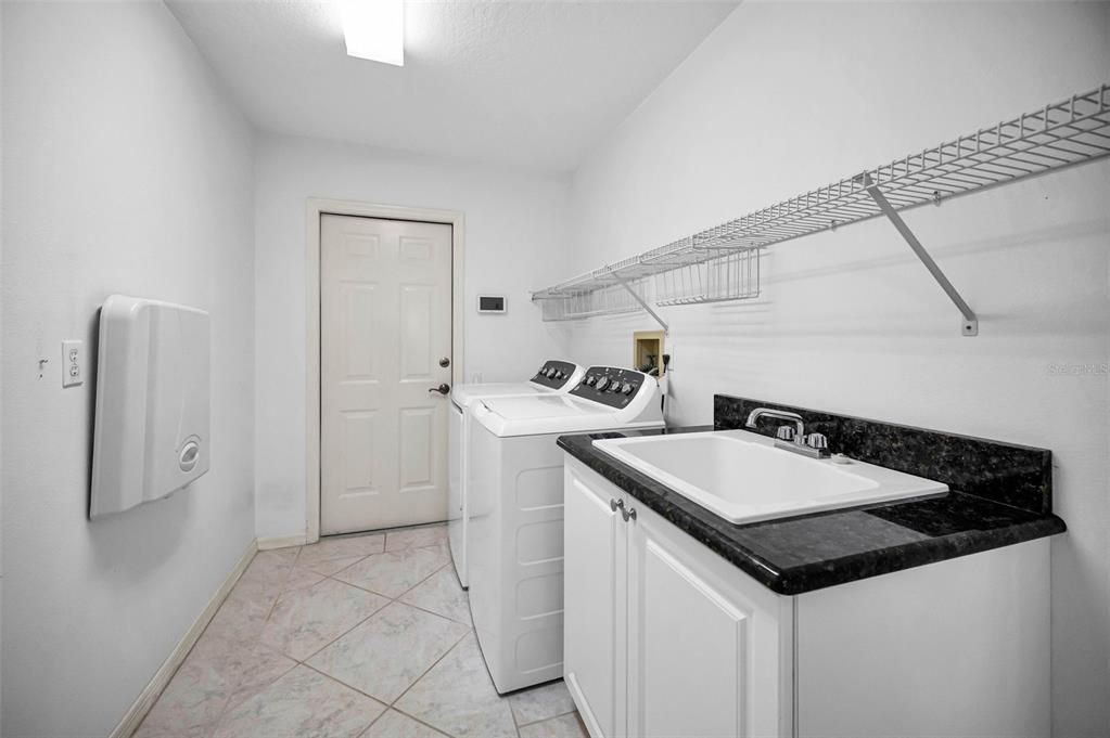 Activo con contrato: $450,000 (3 camas, 2 baños, 2387 Pies cuadrados)