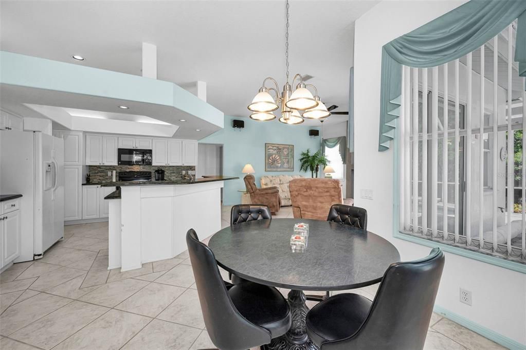 Activo con contrato: $450,000 (3 camas, 2 baños, 2387 Pies cuadrados)