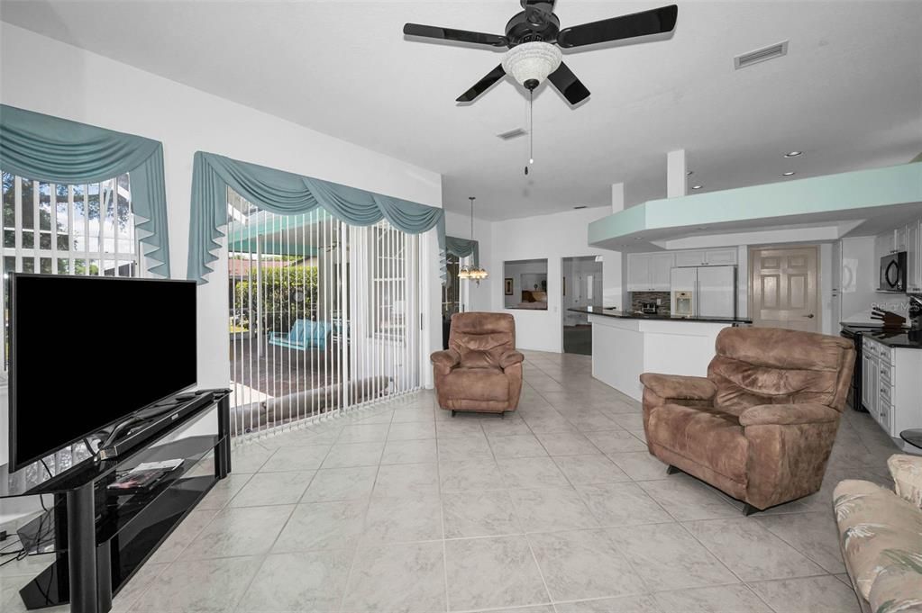Activo con contrato: $450,000 (3 camas, 2 baños, 2387 Pies cuadrados)