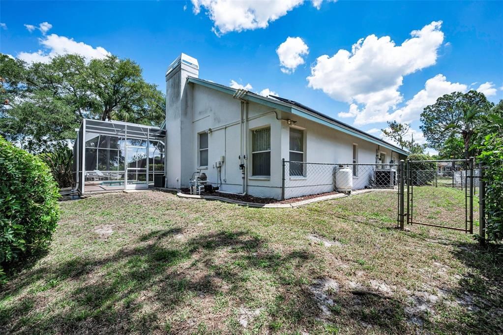 Activo con contrato: $450,000 (3 camas, 2 baños, 2387 Pies cuadrados)