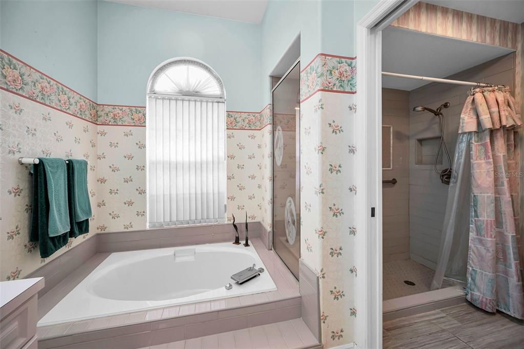 Activo con contrato: $450,000 (3 camas, 2 baños, 2387 Pies cuadrados)