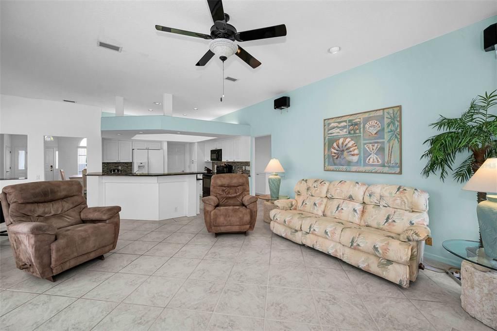 Activo con contrato: $450,000 (3 camas, 2 baños, 2387 Pies cuadrados)