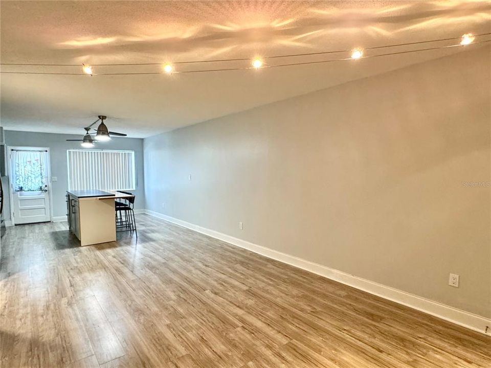 В аренду: $1,400 (2 спален, 1 ванн, 832 Квадратных фут)
