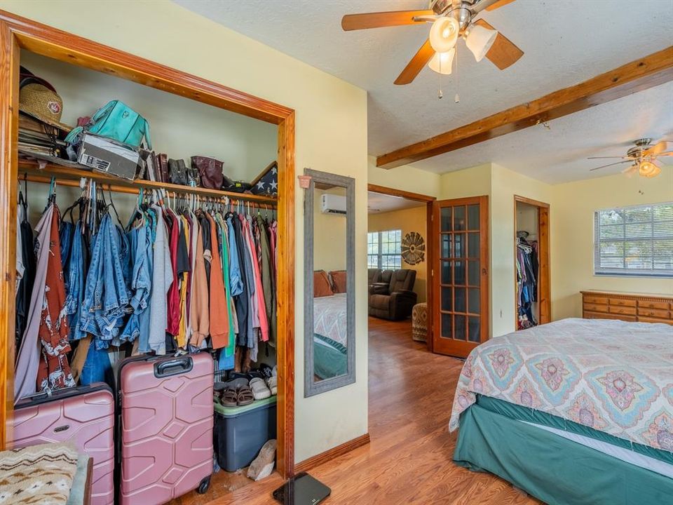For Sale: $475,000 (2 beds, 1 baths, 1296 Square Feet)