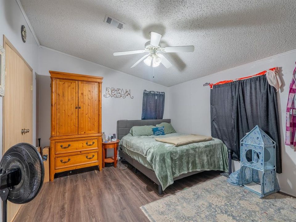 For Sale: $475,000 (2 beds, 1 baths, 1296 Square Feet)
