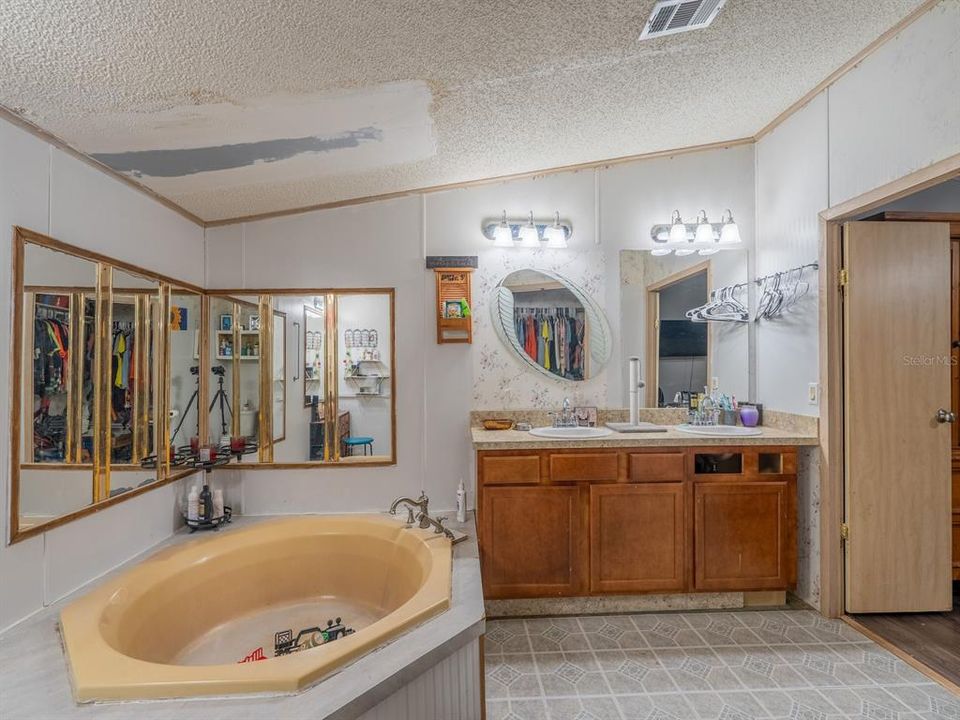 For Sale: $475,000 (2 beds, 1 baths, 1296 Square Feet)