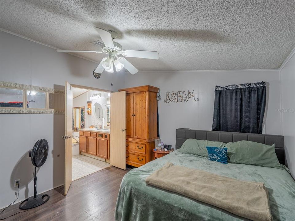 For Sale: $475,000 (2 beds, 1 baths, 1296 Square Feet)