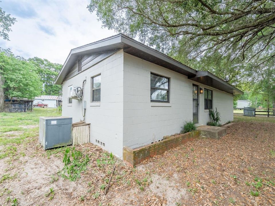 For Sale: $475,000 (2 beds, 1 baths, 1296 Square Feet)