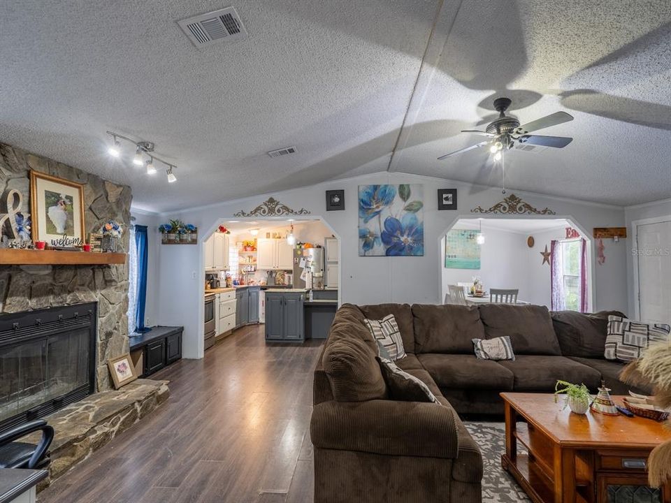 For Sale: $475,000 (2 beds, 1 baths, 1296 Square Feet)