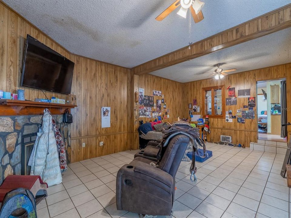 For Sale: $475,000 (2 beds, 1 baths, 1296 Square Feet)