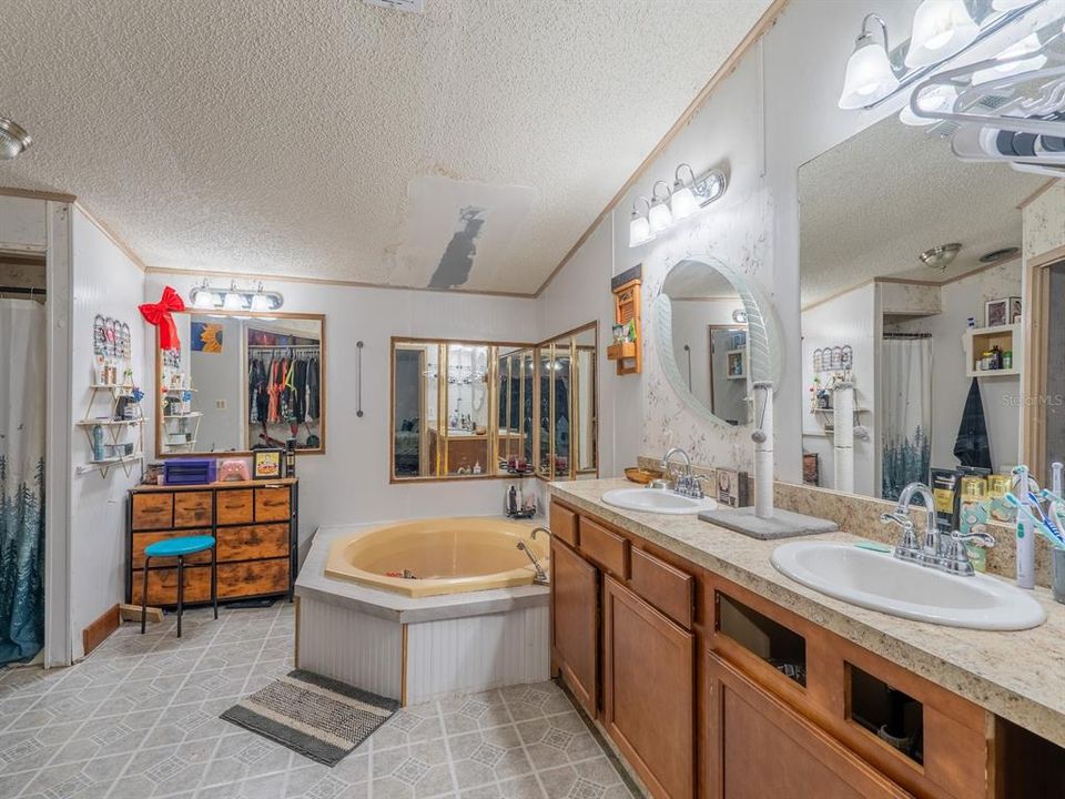 For Sale: $475,000 (2 beds, 1 baths, 1296 Square Feet)