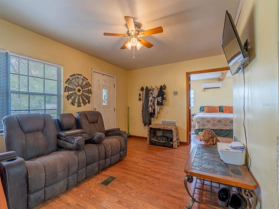 For Sale: $475,000 (2 beds, 1 baths, 1296 Square Feet)