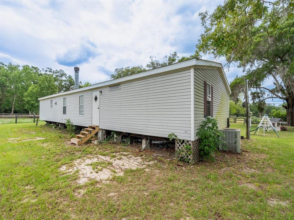 For Sale: $475,000 (2 beds, 1 baths, 1296 Square Feet)