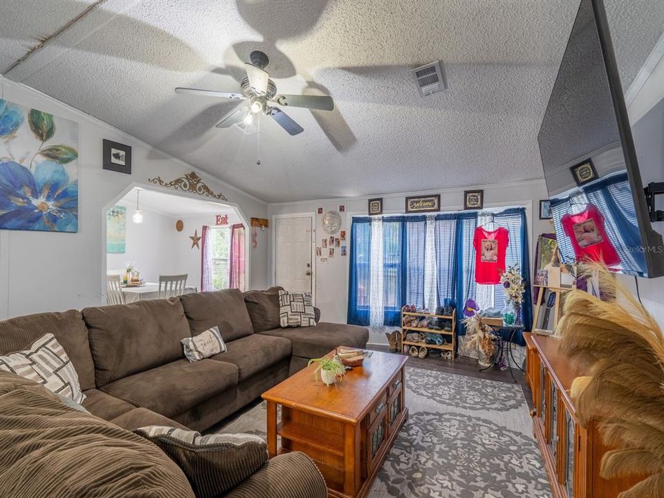 For Sale: $475,000 (2 beds, 1 baths, 1296 Square Feet)