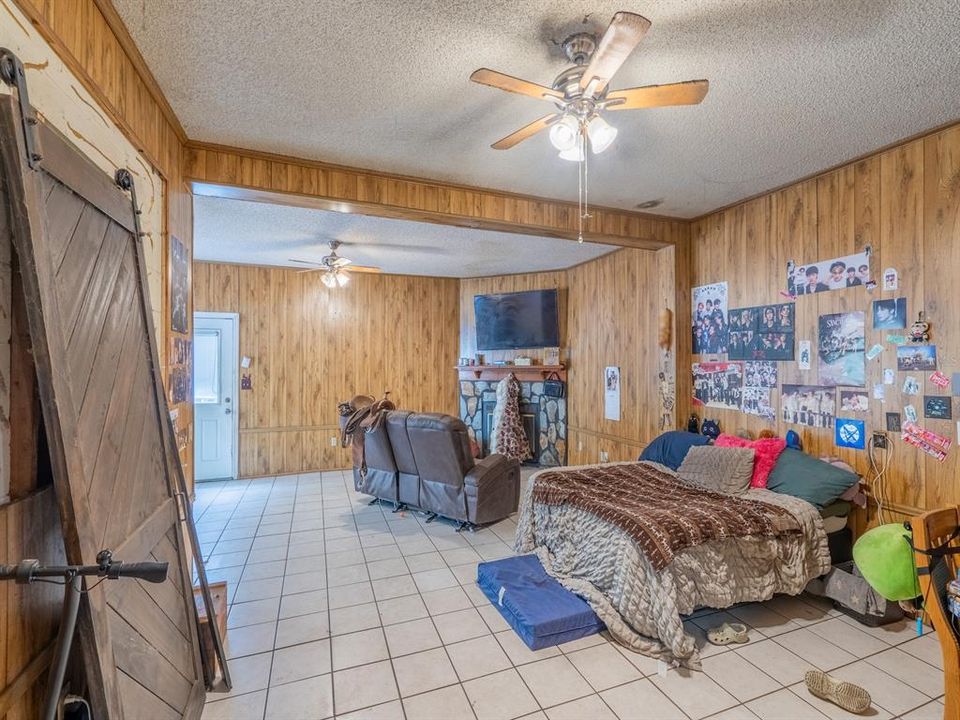 For Sale: $475,000 (2 beds, 1 baths, 1296 Square Feet)