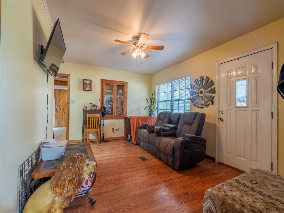 For Sale: $475,000 (2 beds, 1 baths, 1296 Square Feet)
