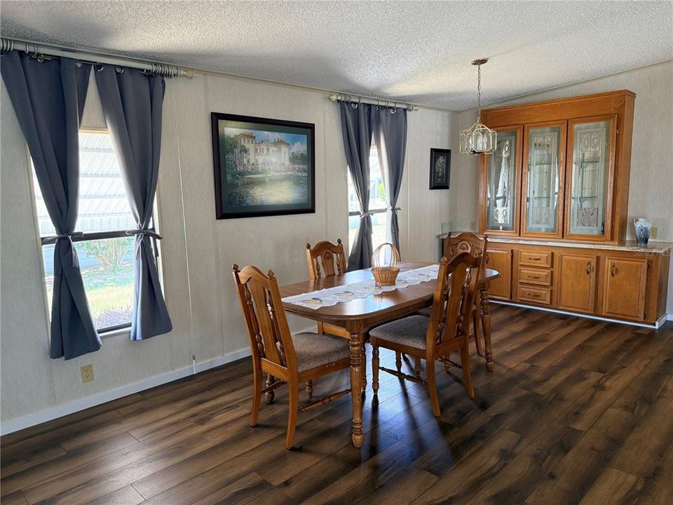 На продажу: $164,999 (2 спален, 2 ванн, 1560 Квадратных фут)