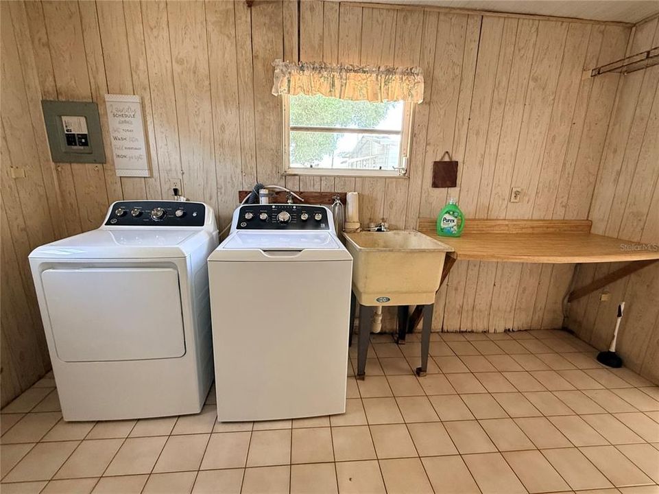 На продажу: $164,999 (2 спален, 2 ванн, 1560 Квадратных фут)