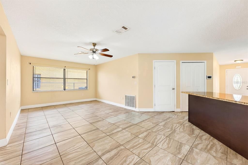Activo con contrato: $325,000 (3 camas, 2 baños, 1760 Pies cuadrados)