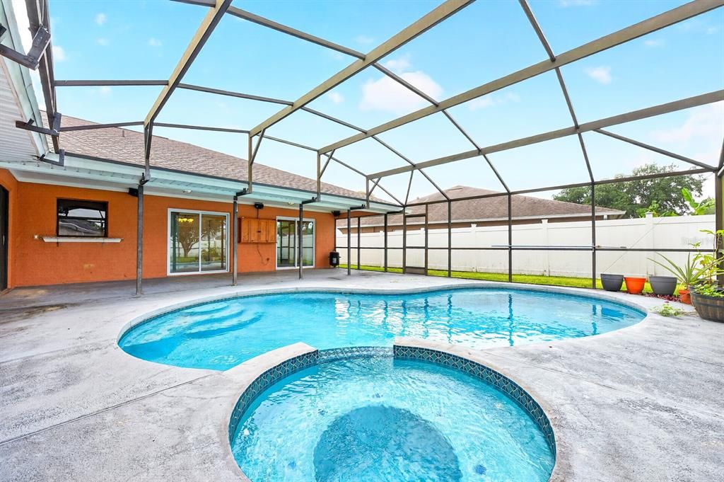 Activo con contrato: $325,000 (3 camas, 2 baños, 1760 Pies cuadrados)