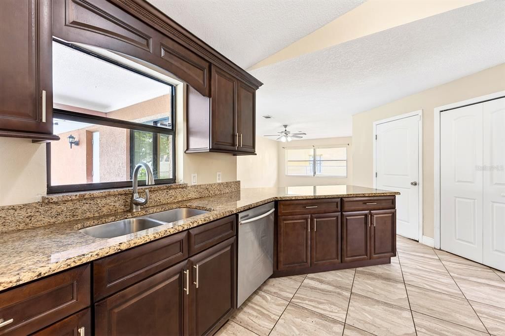 Activo con contrato: $325,000 (3 camas, 2 baños, 1760 Pies cuadrados)