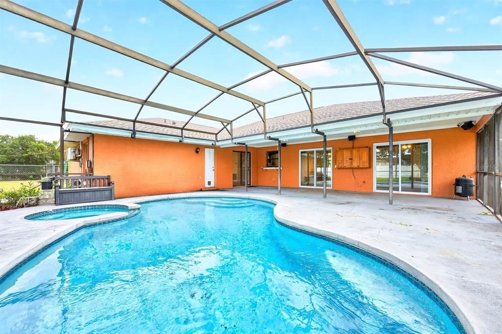Activo con contrato: $325,000 (3 camas, 2 baños, 1760 Pies cuadrados)