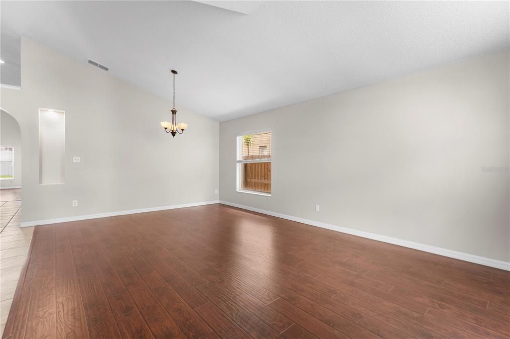 Activo con contrato: $364,500 (3 camas, 2 baños, 1642 Pies cuadrados)