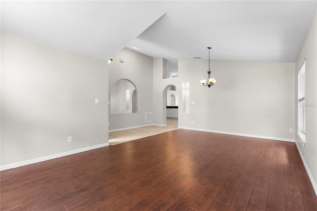 Activo con contrato: $364,500 (3 camas, 2 baños, 1642 Pies cuadrados)