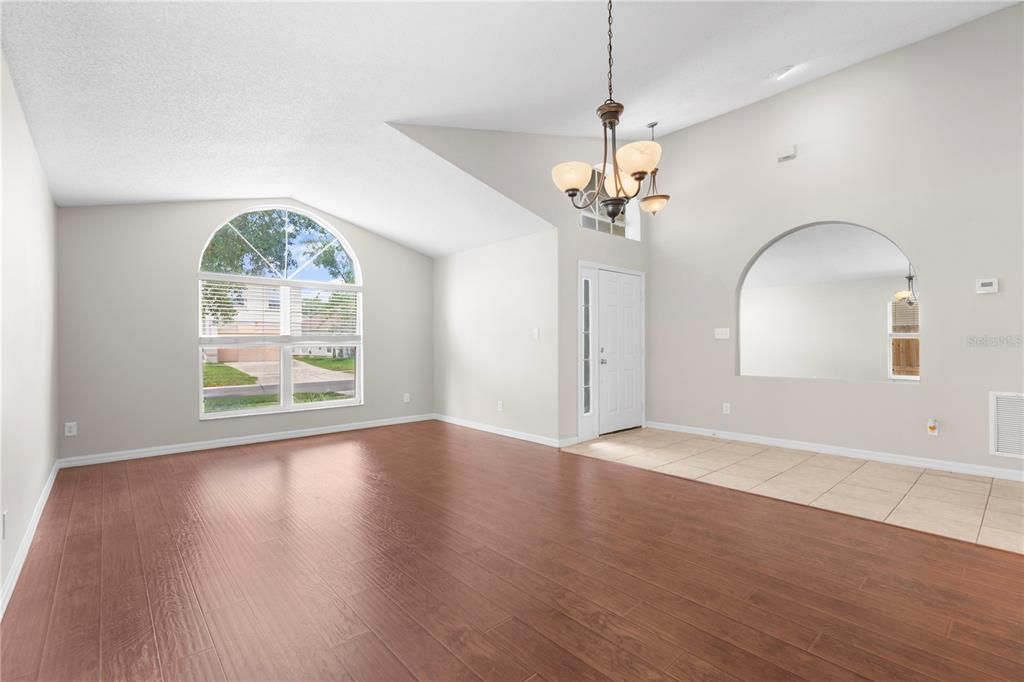 Activo con contrato: $364,500 (3 camas, 2 baños, 1642 Pies cuadrados)